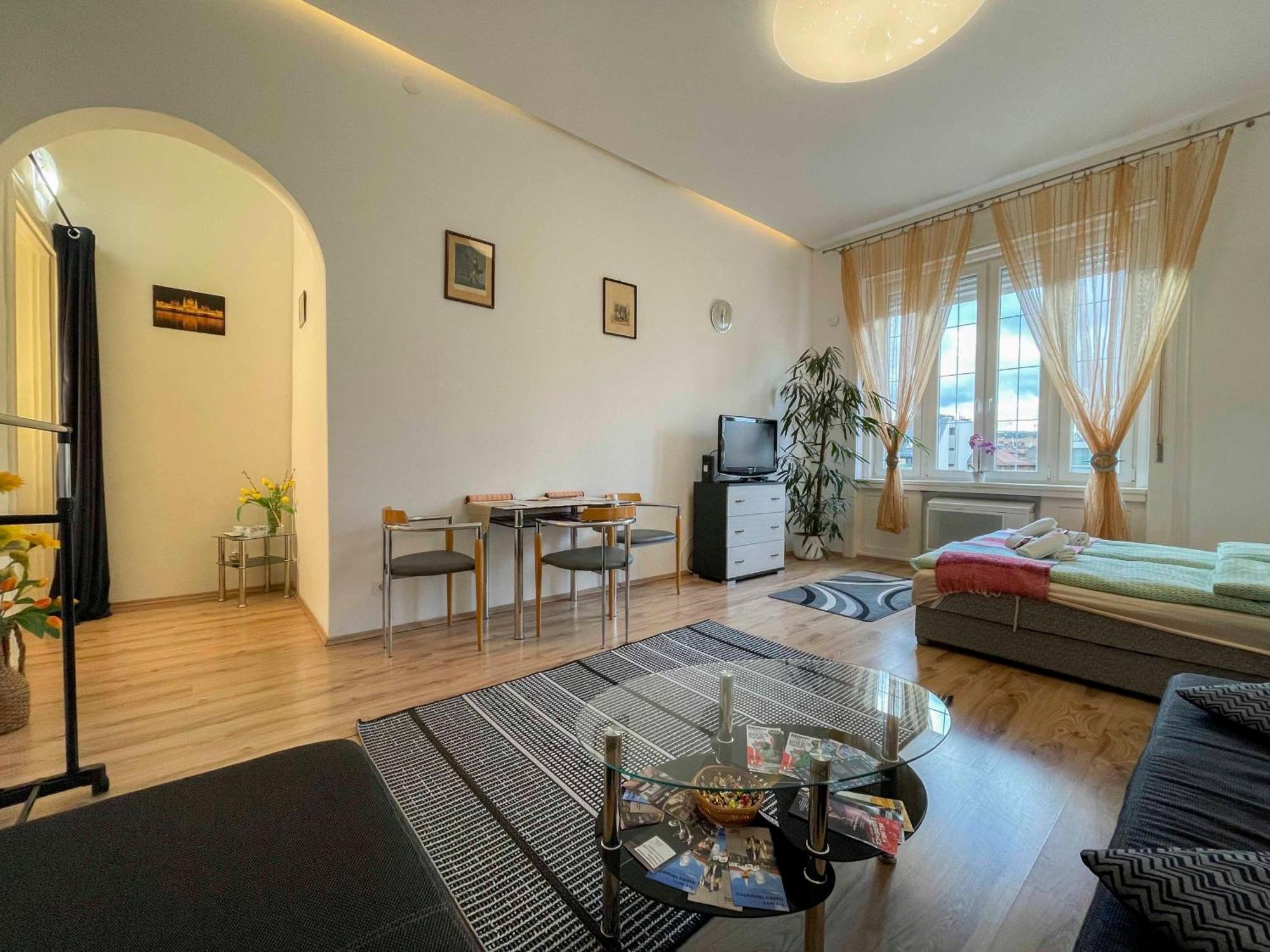 Free Garage!!! Downtown Near The New York Coffee House Apartment Budapest